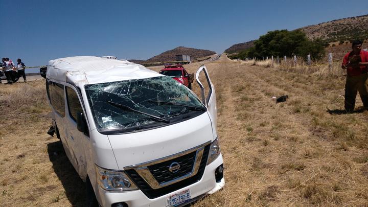 Fallece mujer en volcadura de camioneta