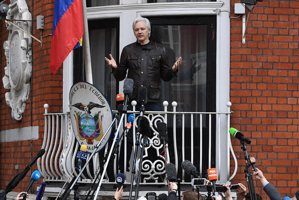 Ecuador niega que vaya a expulsar a Assange de su embajada
