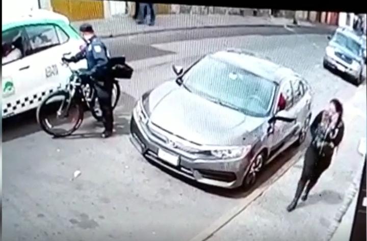 Policía se 'distrae' y choca a taxi con bicicleta
