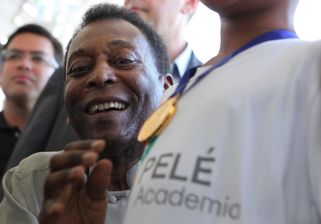 Pelé es nuevamente internado tras llegar a Brasil