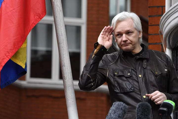 Arrestan a Julian Assange, fundador de WikiLeaks