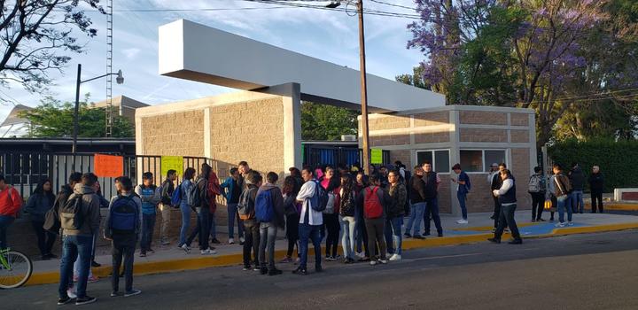 Sacan 'por la fuerza' a manifestantes de la Prepa Nocturna