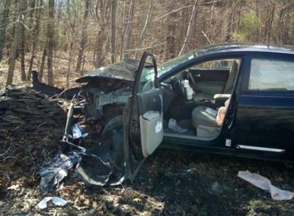 Mujer choca accidentalmente por una araña dentro de su auto