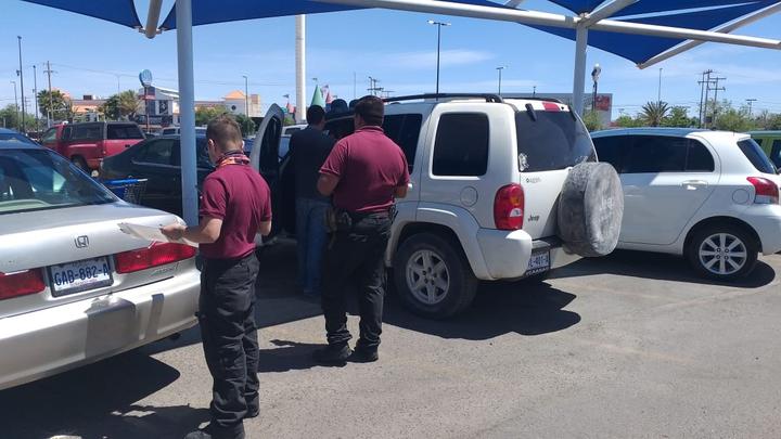 Papá deja a niña sola en camioneta; él se fue de compras