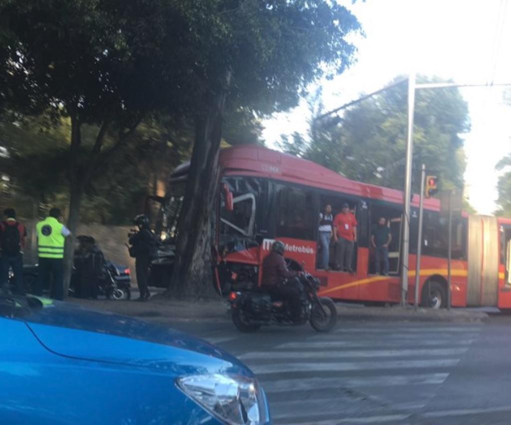 Metrobús choca contra árbol en Insurgentes; hay 16 heridos