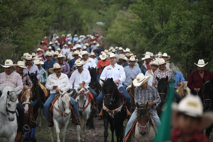 A cabalgar por la salud de Arturito