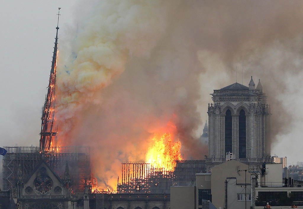 Se derrumba aguja de la joya gótica de catedral de Notre Dame