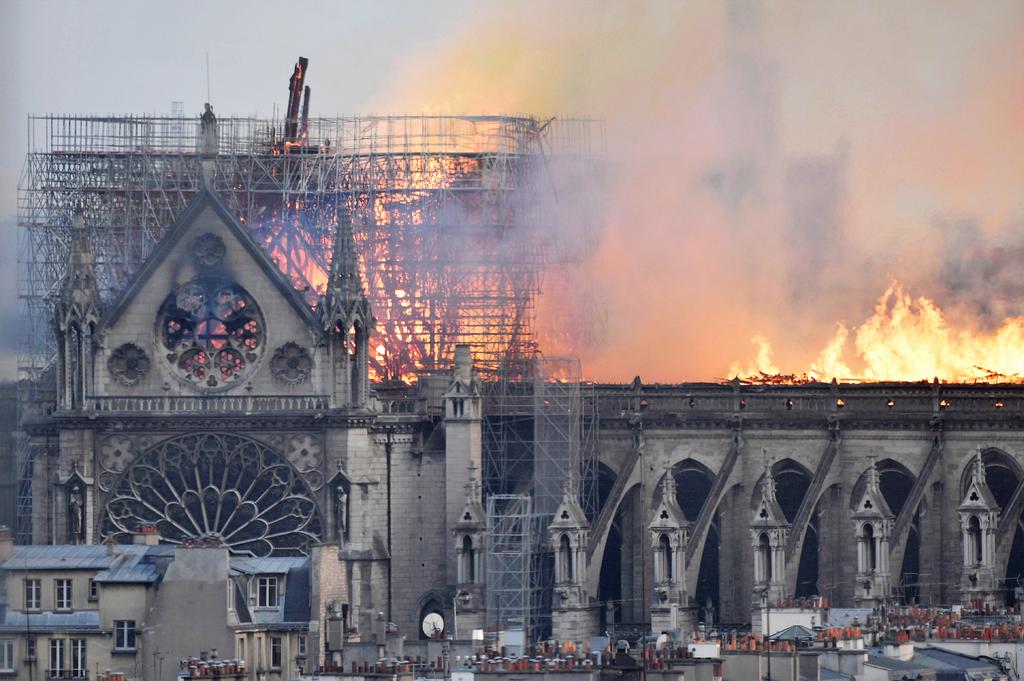 Abren investigación por incendio en Notre Dame