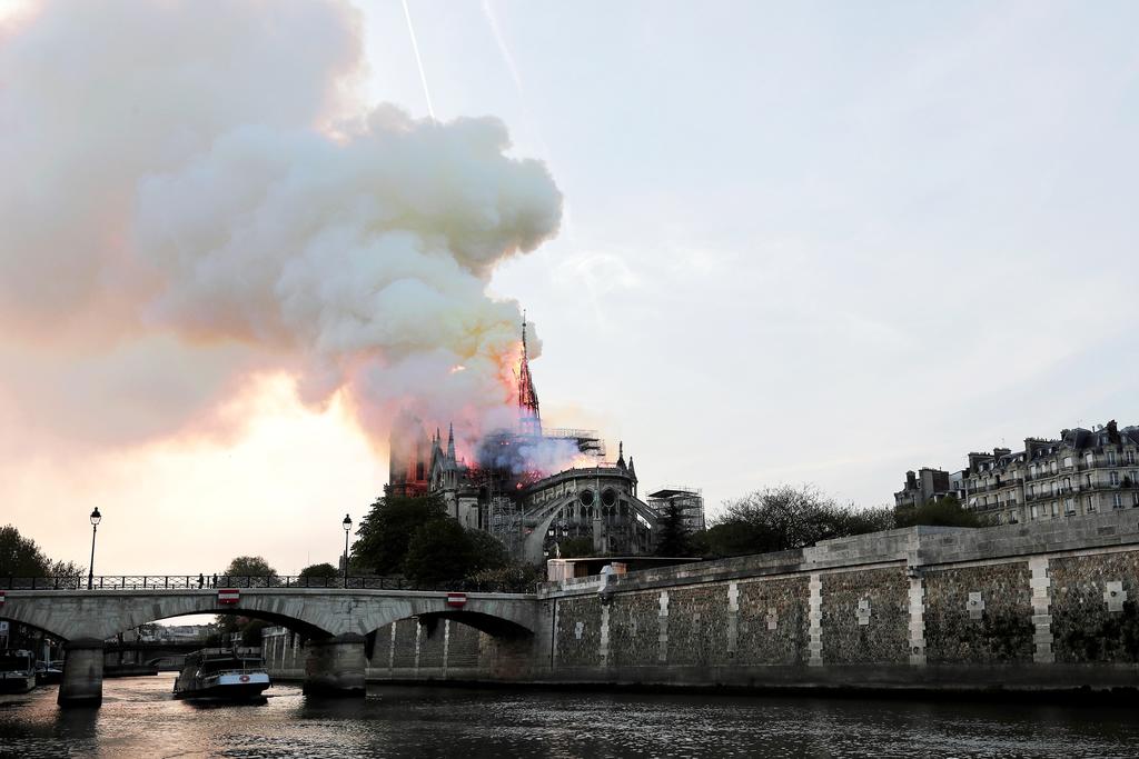 Se registra incendio en catedral de Notre Dame de París