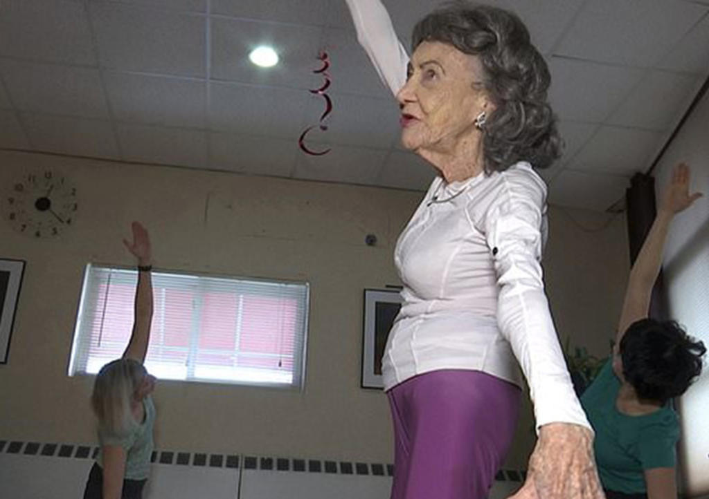 Maestra de Yoga de 100 años de edad se hace viral