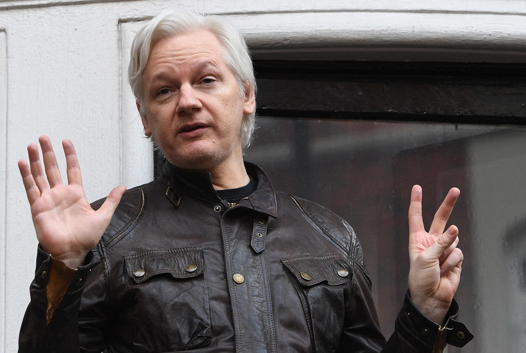Mayoría de ecuatorianos aprueba retiro de asilo de Assange, según encuesta