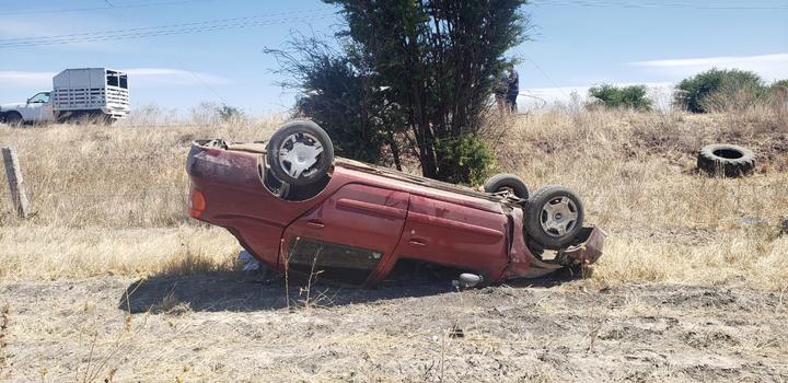Volcadura en carretera Durango-Torreón deja dos lesionados