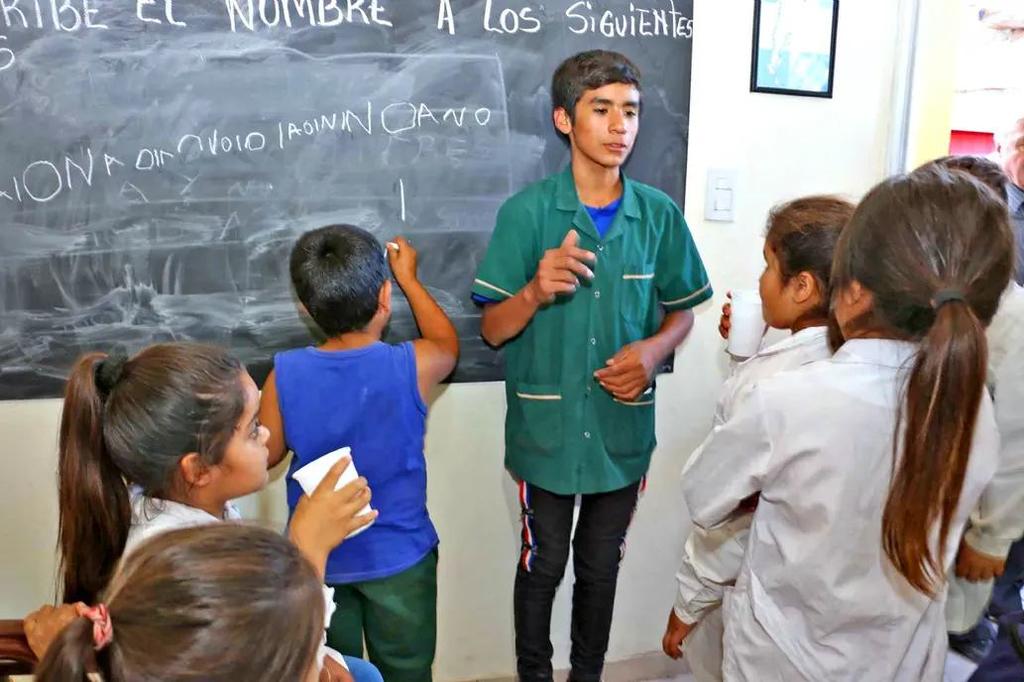 Niño funda una escuela en el patio de su casa