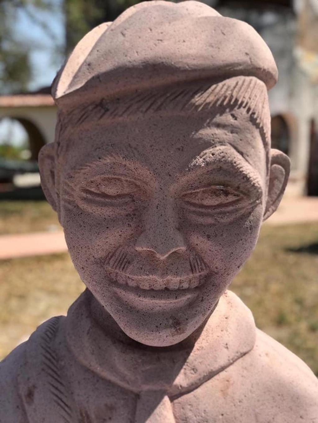 Autor del busto de Juárez y AMLO devela figura de 'Cantinflas'