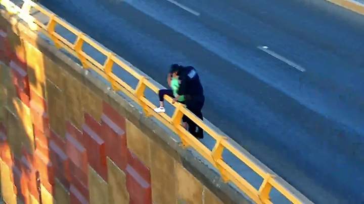Policías rescatan a mujer que intentaba lanzarse de puente