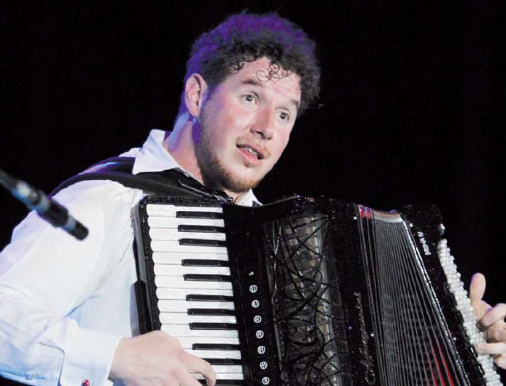 Pietro Adragna trae su acordeón al FIRC