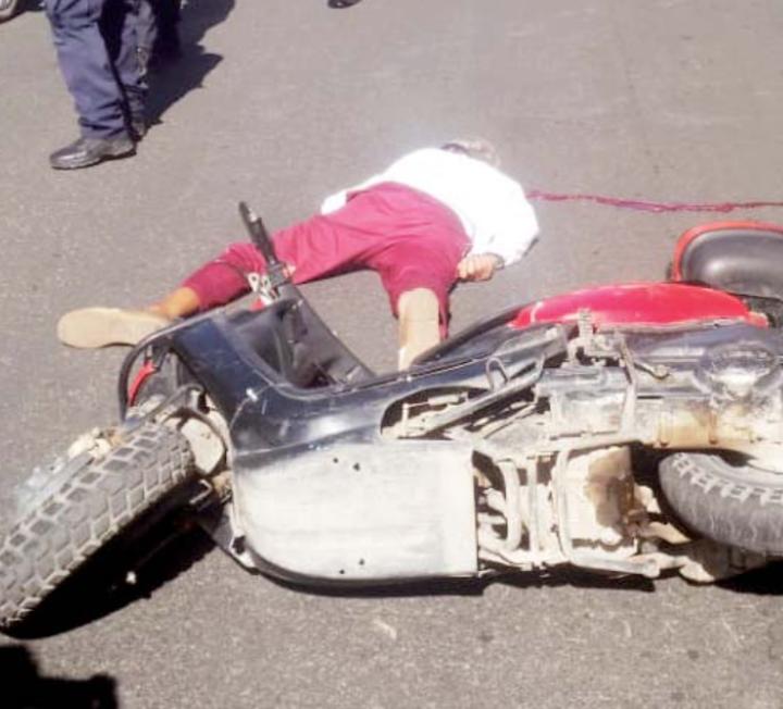Quincuagenario cae de motocicleta; iba sin casco