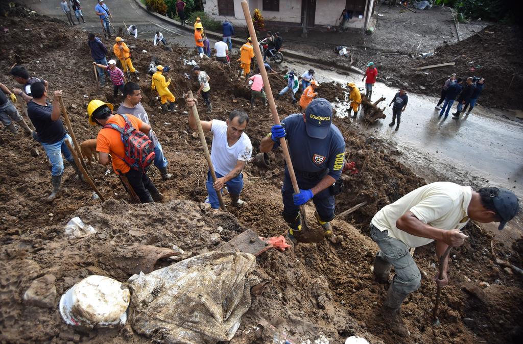 Buscan a 13 desaparecidos tras alud de lodo en Colombia