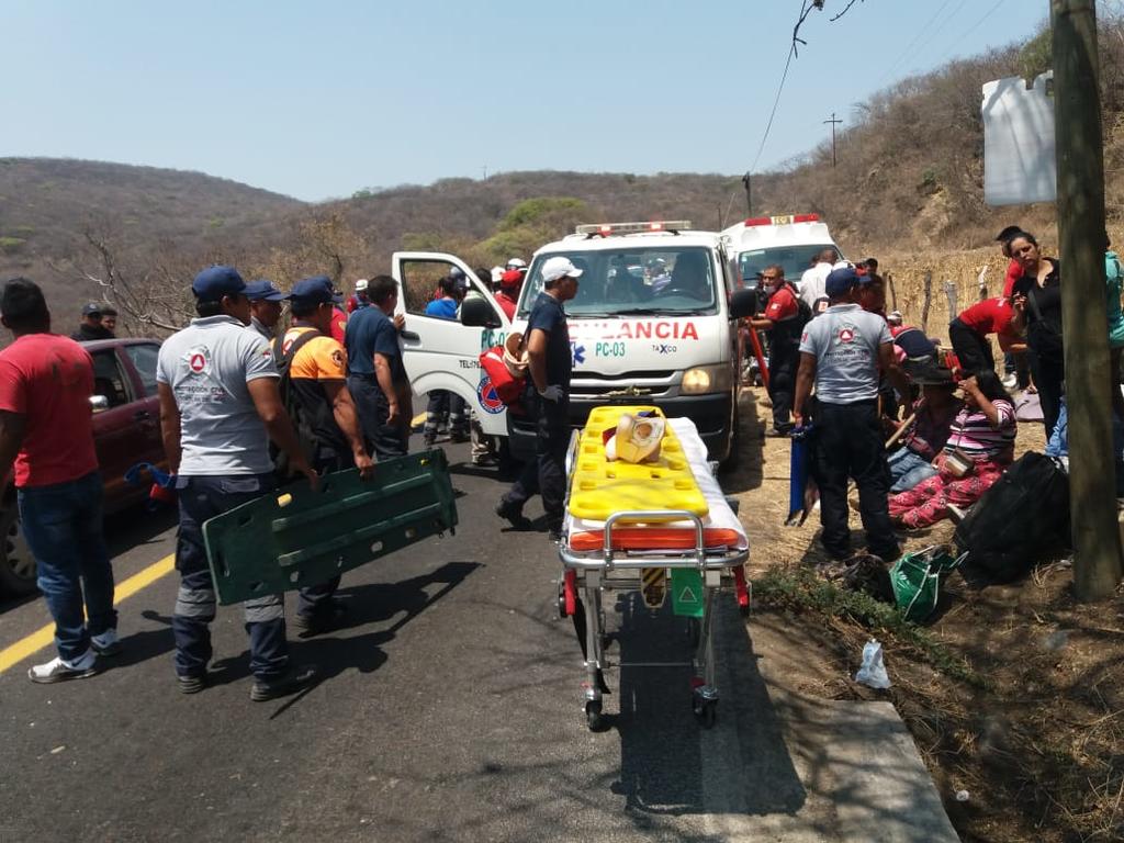 Reportan 24 lesionados tras caída de autobús a barranco en Guerrero