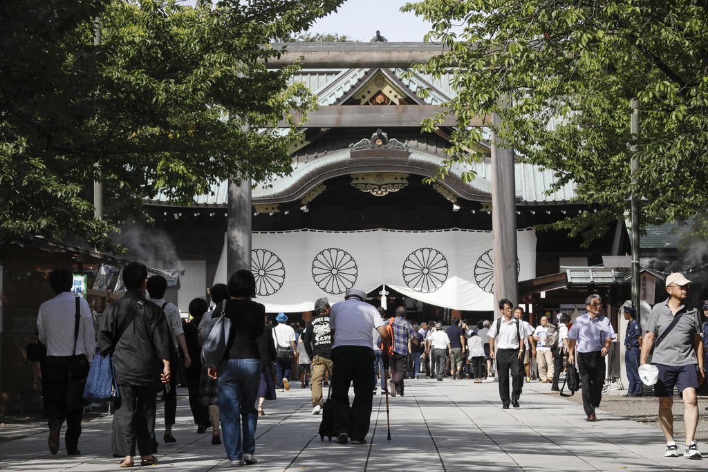 Parlamentarios japoneses visitan polémico santuario de Yasukuni