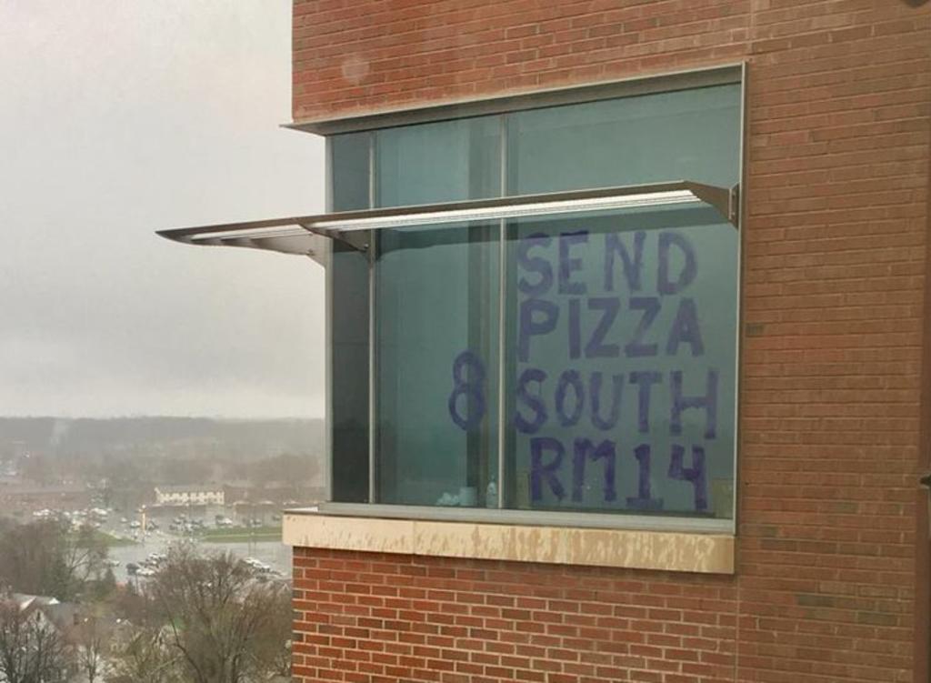 Adolescente hospitalizado pide pizzas con mensaje en su ventana