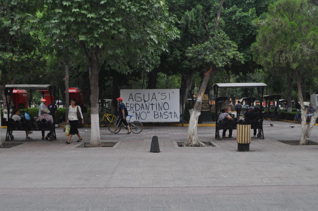 Protesta en plaza de Lerdo por desabasto de agua