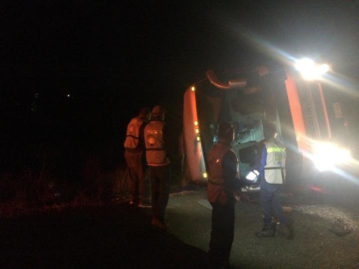 Vuelca autobús en municipio de Indé; hay 10 lesionados