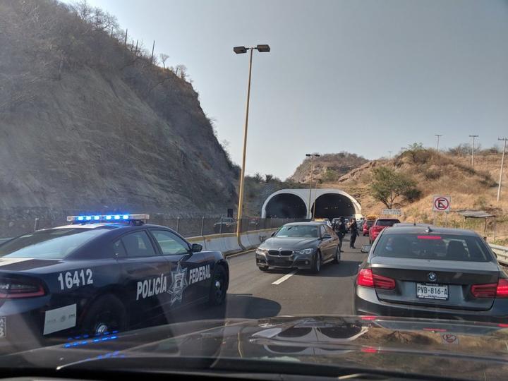 Grupo armado atraca a turistas en autopista del Sol