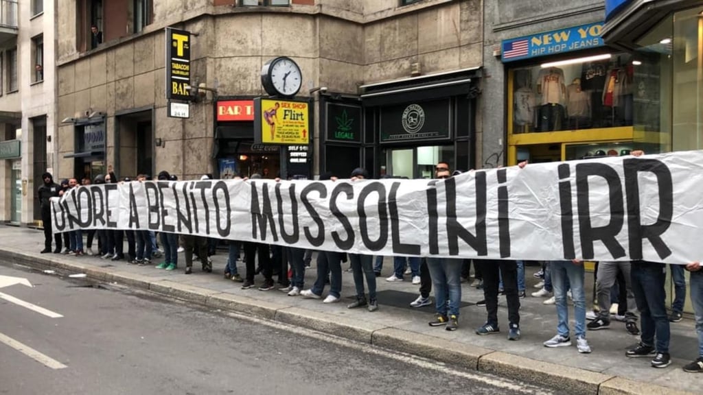 Hinchas de Lazio 'honran' a Mussolini previo al duelo ante Milán