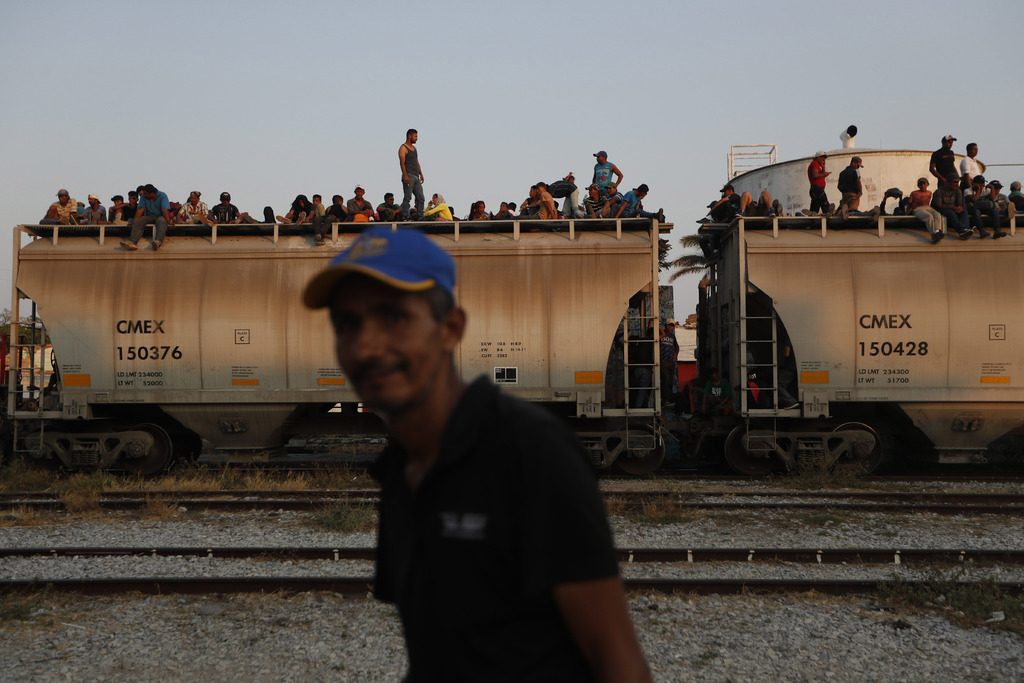 Migrantes se suben a 'La Bestia' tras redada