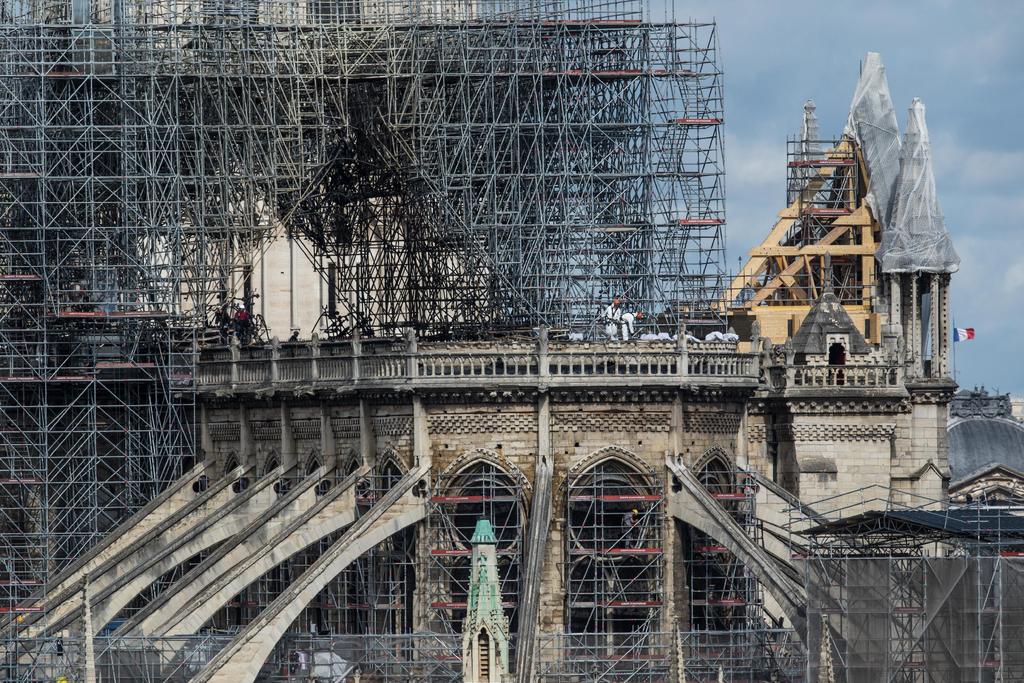 Policía francesa empieza a examinar Notre Dame tras incendio