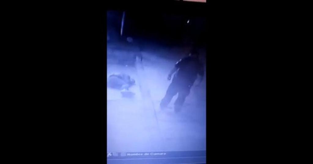 Captan en video a presunto policía que sustrae cartera de hombre en Naucalpan