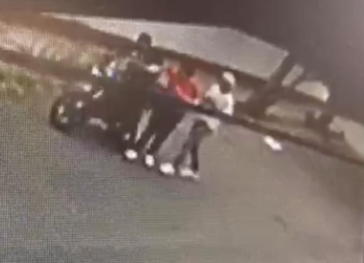 A plena luz del día, sujetos asaltan a mujer en Durango