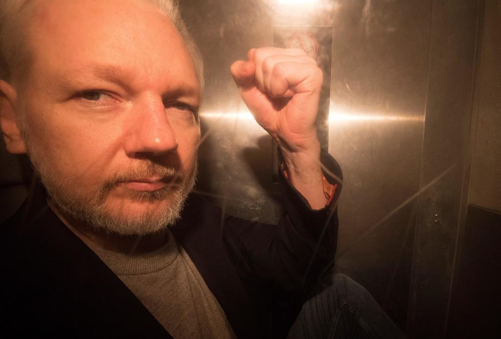 Sentencian a Julian Assange a 50 semanas de cárcel por violar libertad bajo fianza