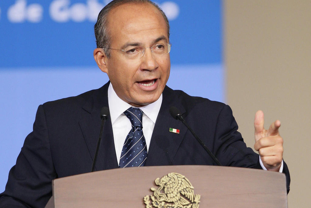Economía mexicana 'se está encogiendo', dice Calderón