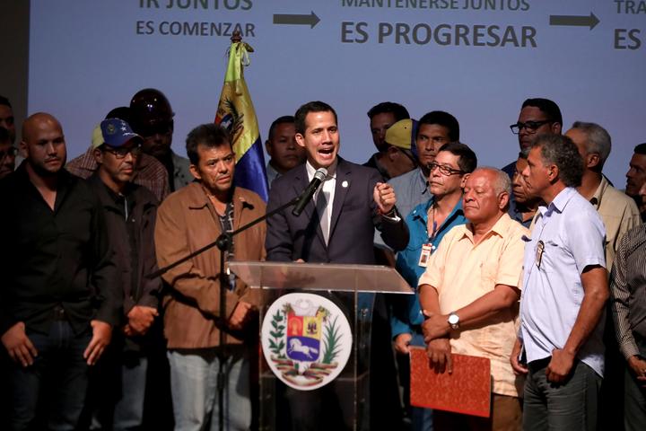 Juan Guaidó busca atraer a militares
