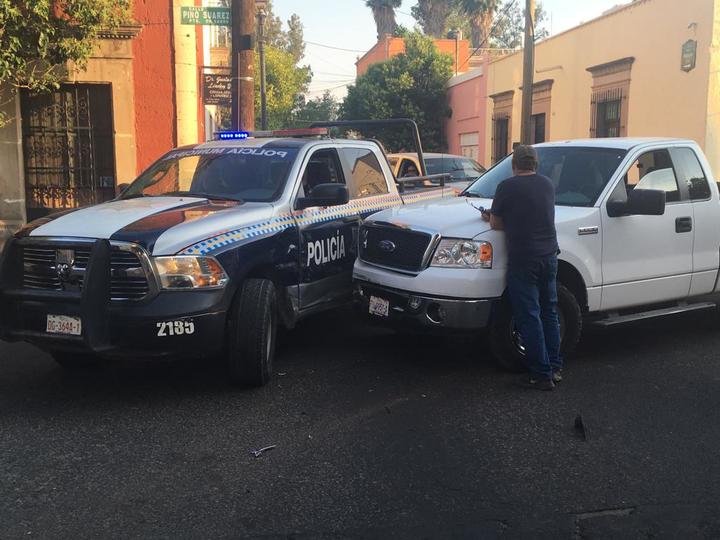 Camioneta se pasa el alto e impacta a una patrulla