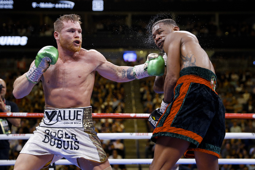 'Canelo' gana, pero no convence