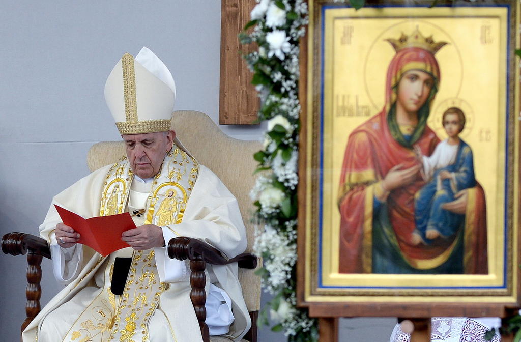 Papa pide a los católicos que sean los santos de Bulgaria