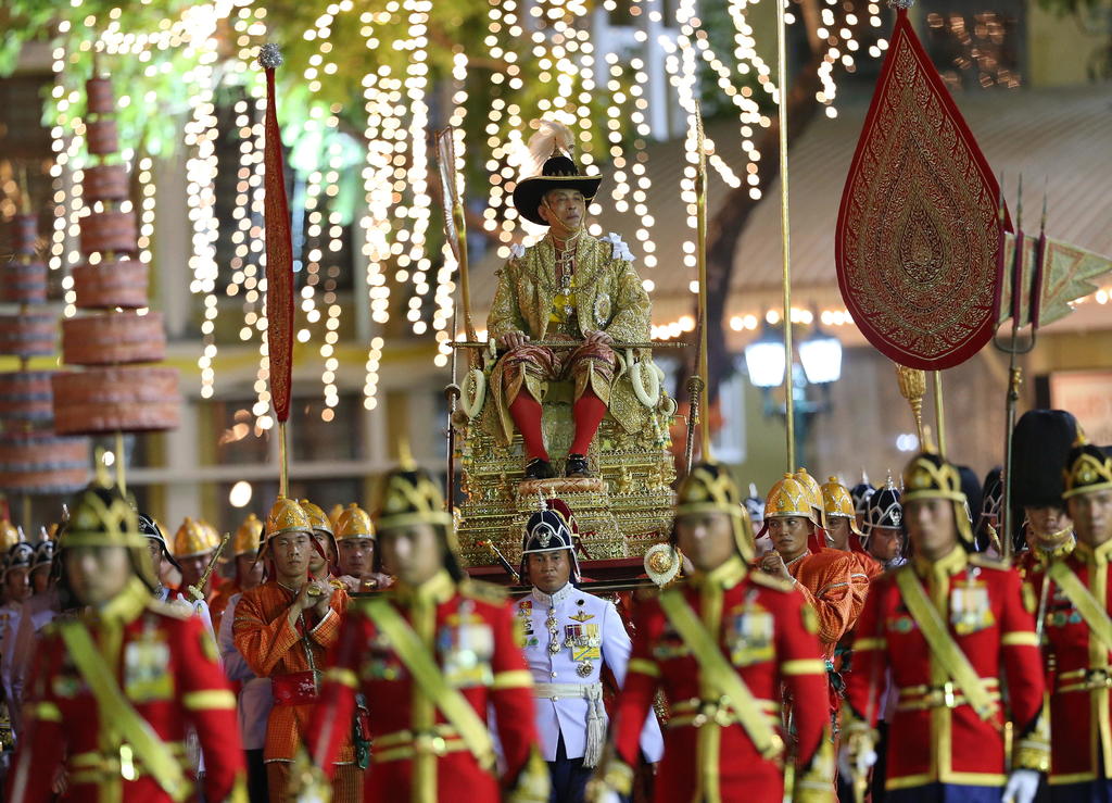 Rey de Tailandia celebra coronación con espectacular desfile