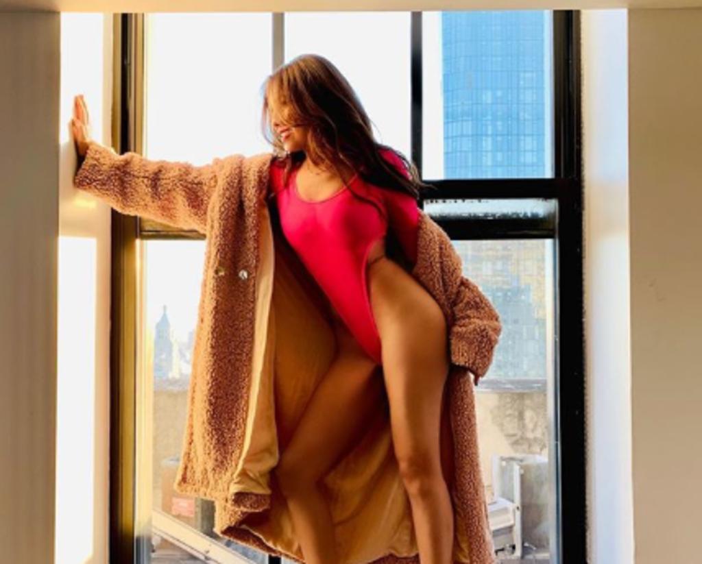 Thalía luce sexy al presumir en Instagram escote y piernas