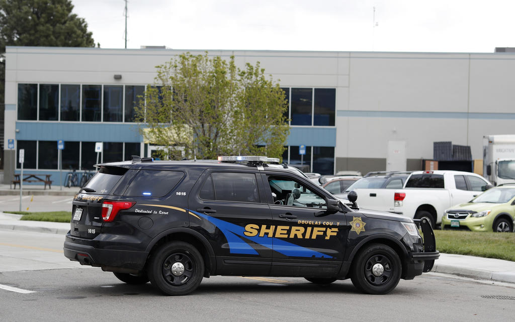 Investigan a los dos sospechosos del tiroteo en escuela de Colorado