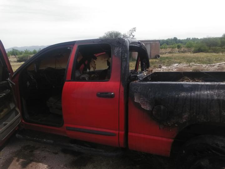 Arden dos camionetas en carretera a Mezquital