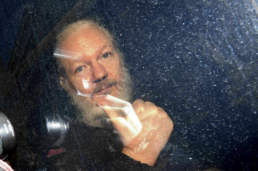Fiscalía sueca informará el lunes si reabre el caso contra Assange