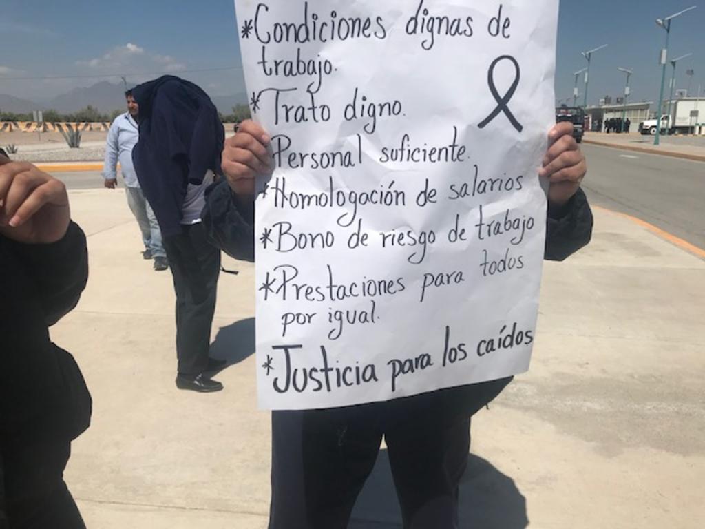 Se manifiestan trabajadores del Cefereso 14 de Gómez Palacio