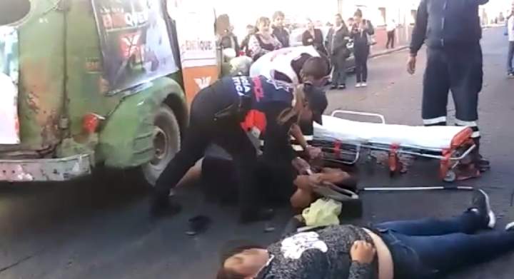 ‘Carcacha’ arrolla a par de mujeres en el Centro