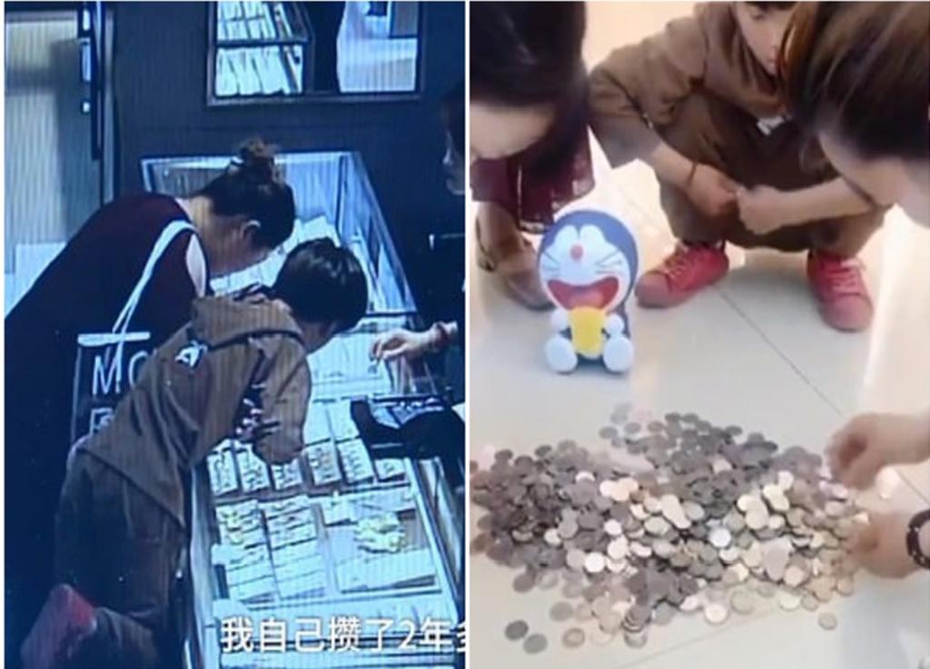 Niño rompe su alcancía y paga en monedas regalos para su madre y abuela