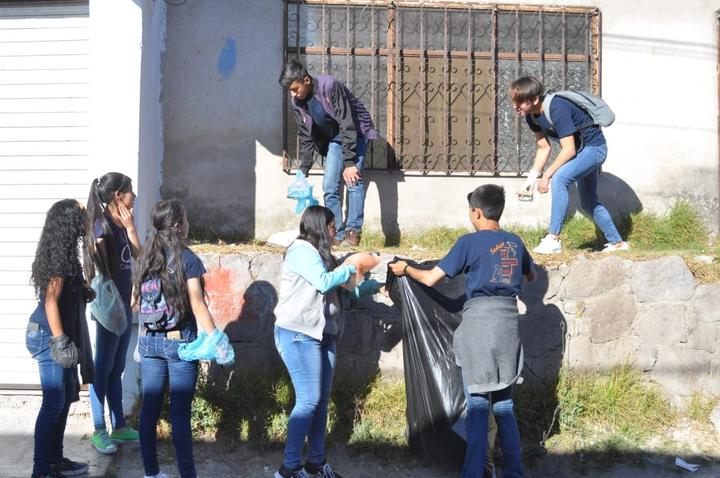 Jóvenes limpian calles de El Salto