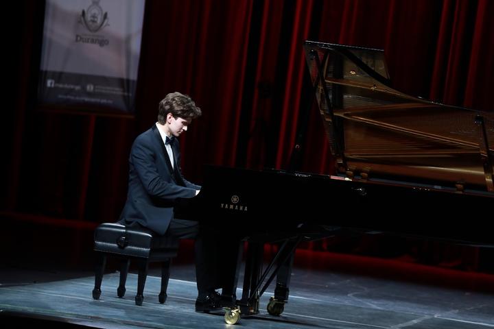 Daniel Kharitonov deleita con su piano