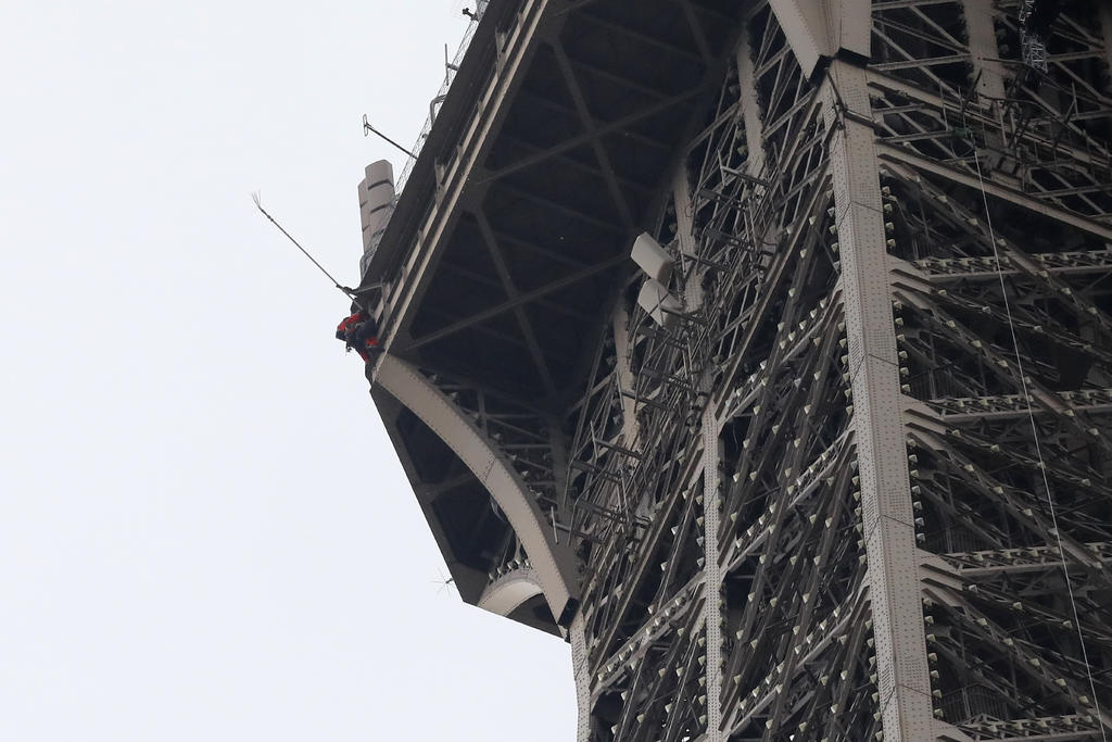 Cierran la Torre Eiffel por presencia de un hombre escalando el monumento